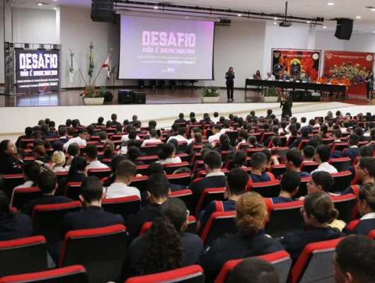 Auditório cheio acompanhando palestra Desafio Não É Brincadeira
