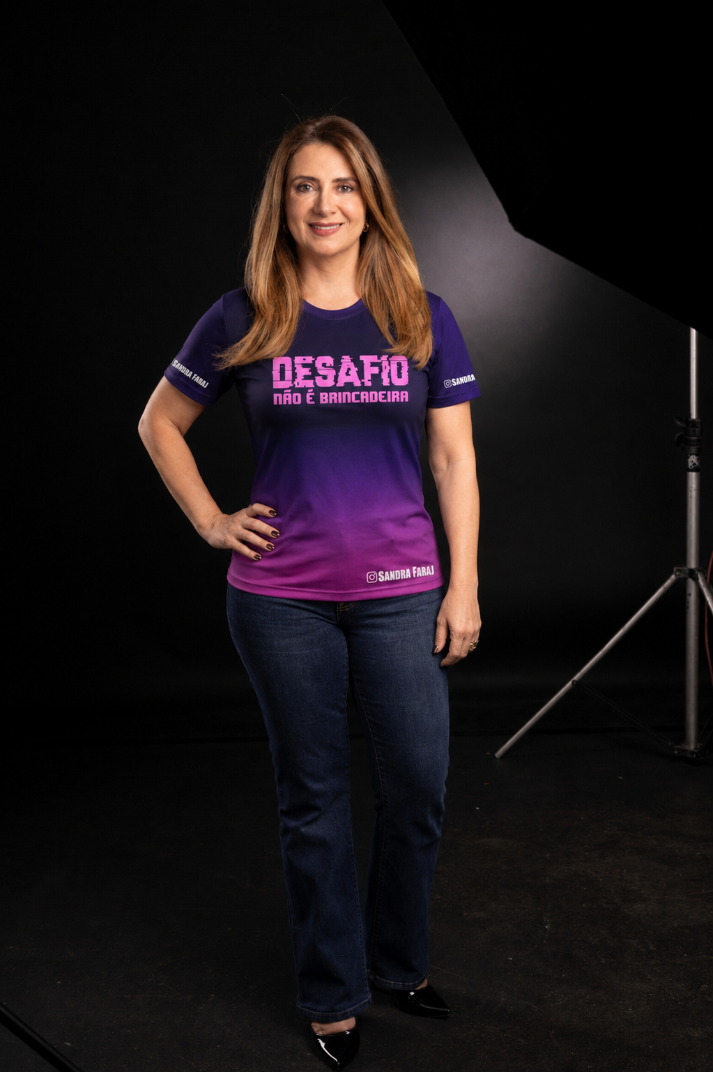 Sandra Faraj com camiseta do Desafio Não É Brincadeira